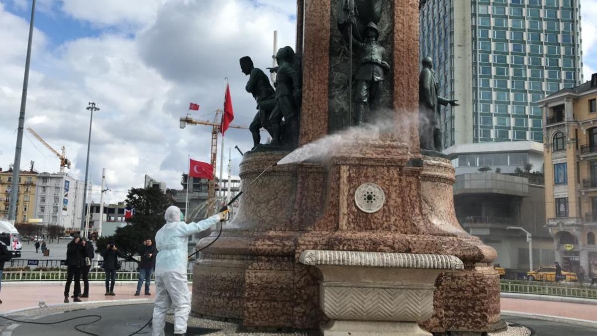 İstanbul'un en kalabalık noktasıydı! Taksim Meydanı dezenfekte edildi