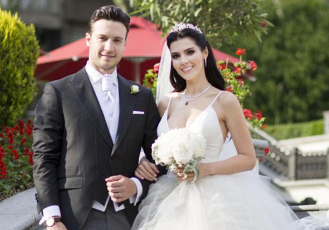 Hatice Şendil'in d&uuml;ğ&uuml;n&uuml;ne damga vuran kıyafet