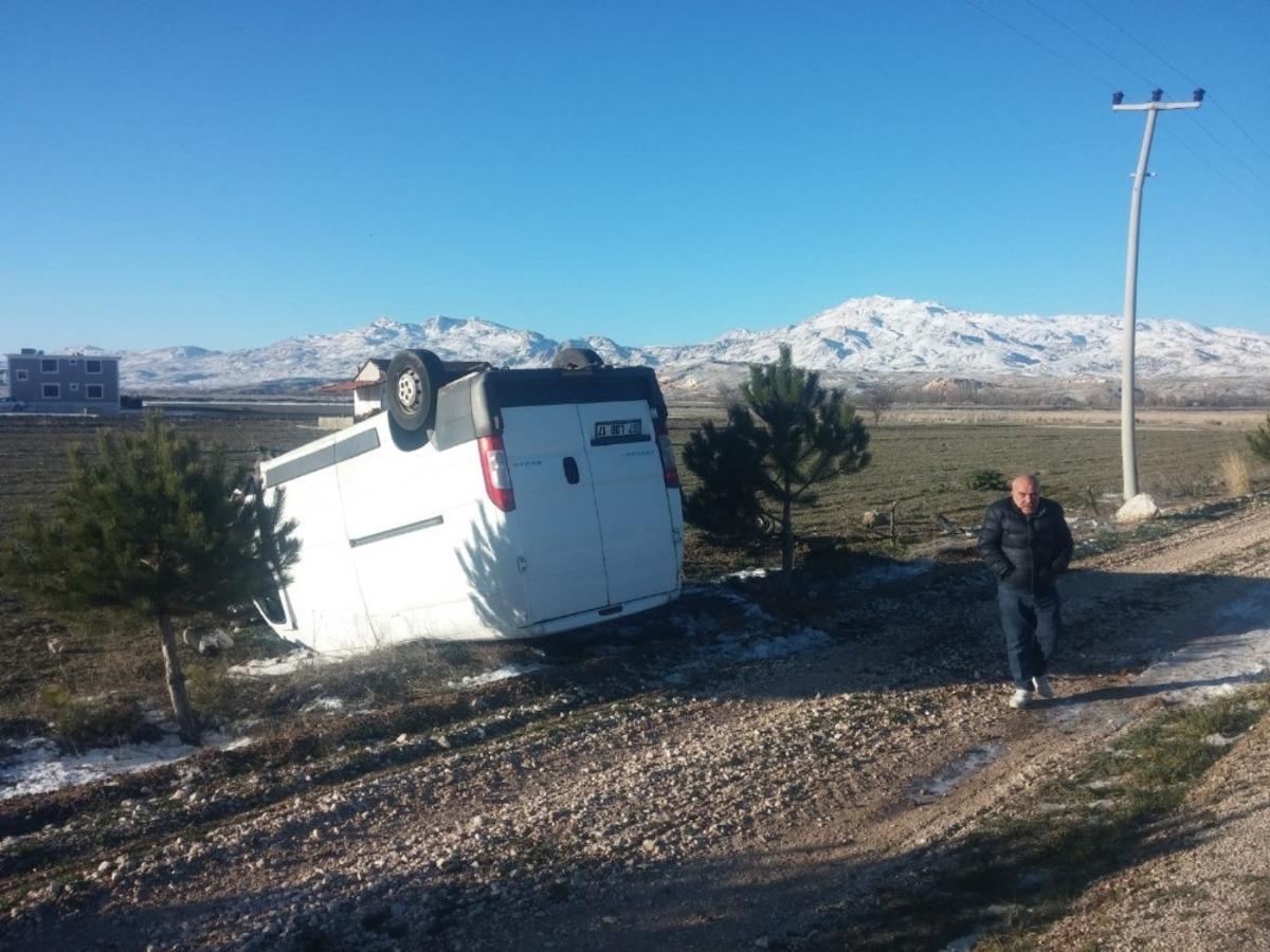 Antalya&rsquo;da kamyonet tarlaya u&ccedil;tu: 2 yaralı