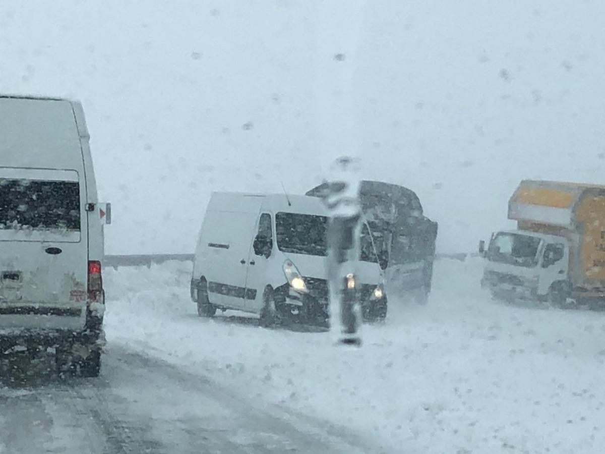 Başkale mart ayında beyaza b&uuml;r&uuml;nd&uuml;