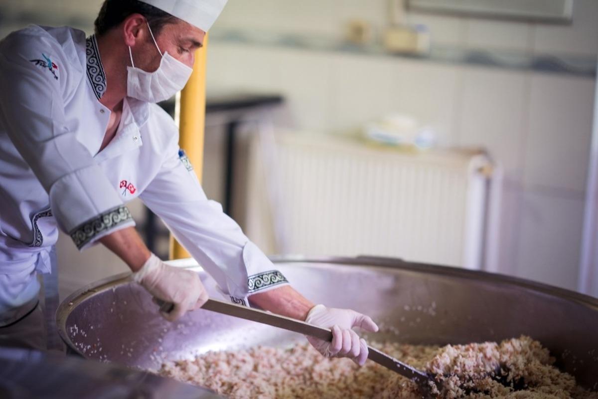 Tepebaşı aşevi ihtiya&ccedil; sahiplerinin yanında