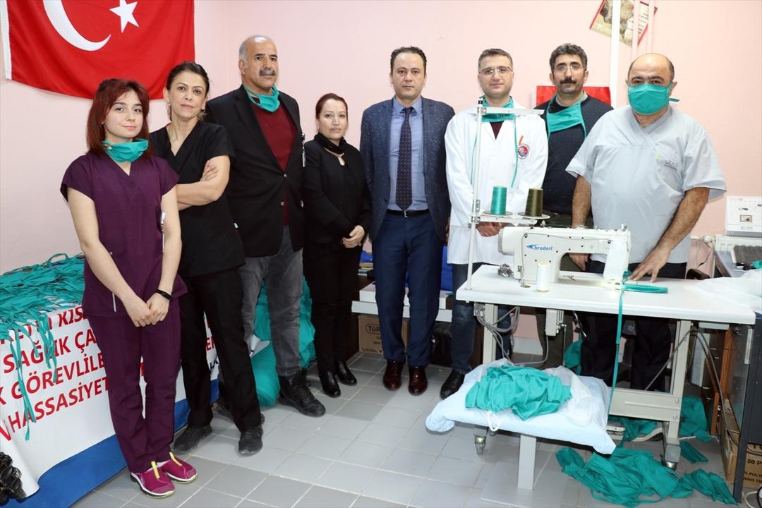 Koronavir&uuml;se karşı cerrahi kumaştan maske &uuml;rettiler