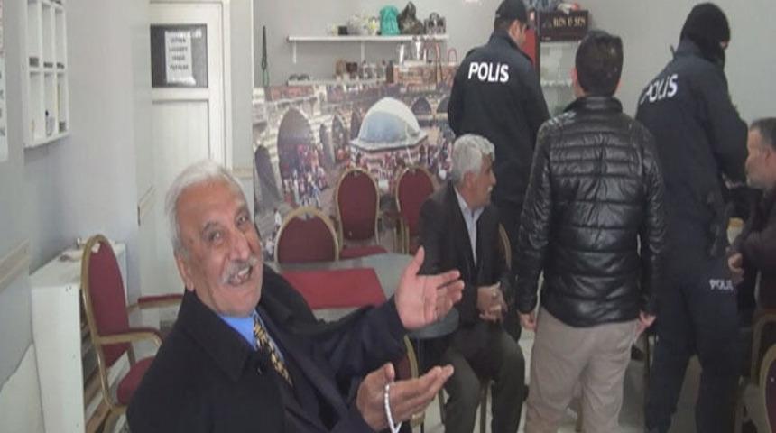 Kapalı olması gereken kahvehanede b&ouml;yle yakalandılar!