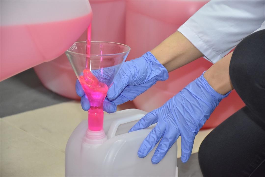 Koronavir&uuml;sle m&uuml;cadelede akademisyen &ccedil;iftten destek