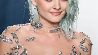 19 yaşındaki şarkıcı Charlotte Lawrence korona'ya yakalandı 