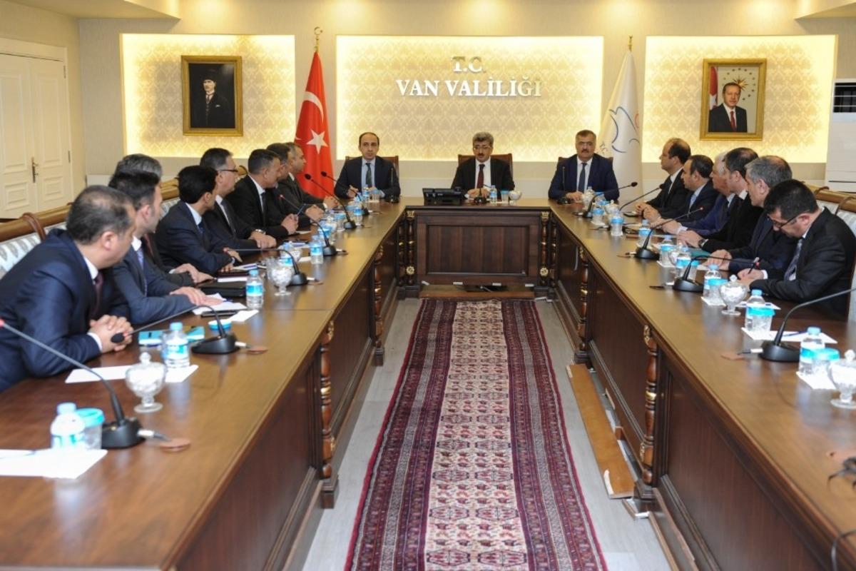 Vali Bilmez, yeni atanan il&ccedil;e milli eğitim m&uuml;d&uuml;rleriyle bir araya geldi