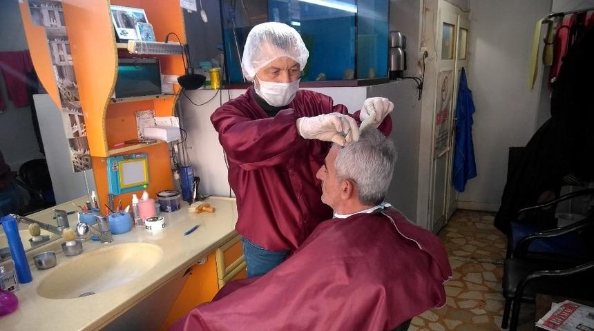 Berberden koronavir&uuml;se karşı maske ve eldivenli &ouml;nlem