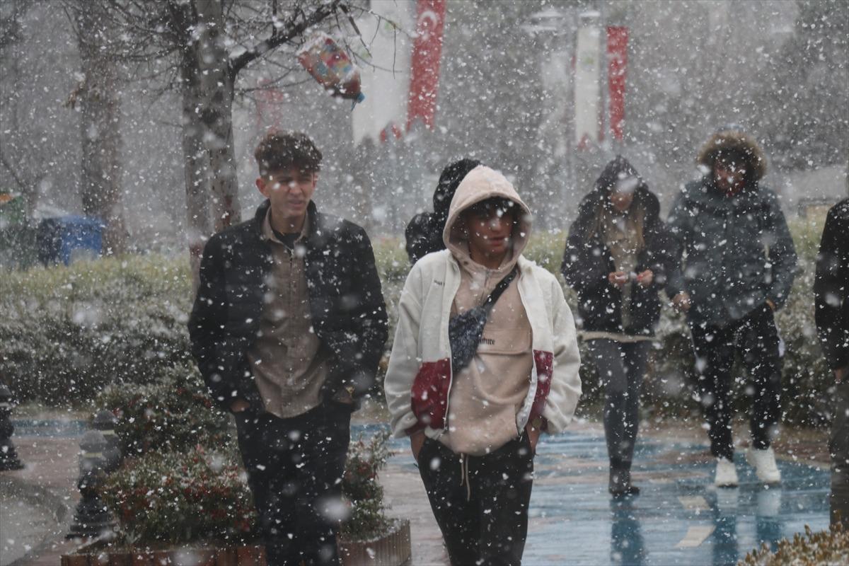 Bolu ve D&uuml;zce'de kar etkili oluyor