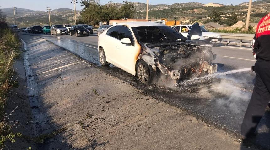 L&uuml;ks otomobil seyir halindeyken alev aldı