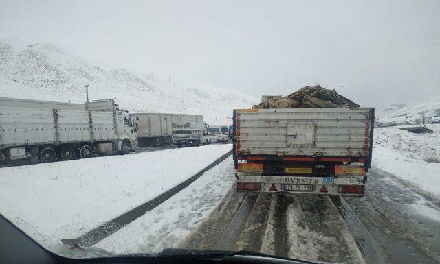 Yüksekova yolunda onlarca araç mahsur kaldı