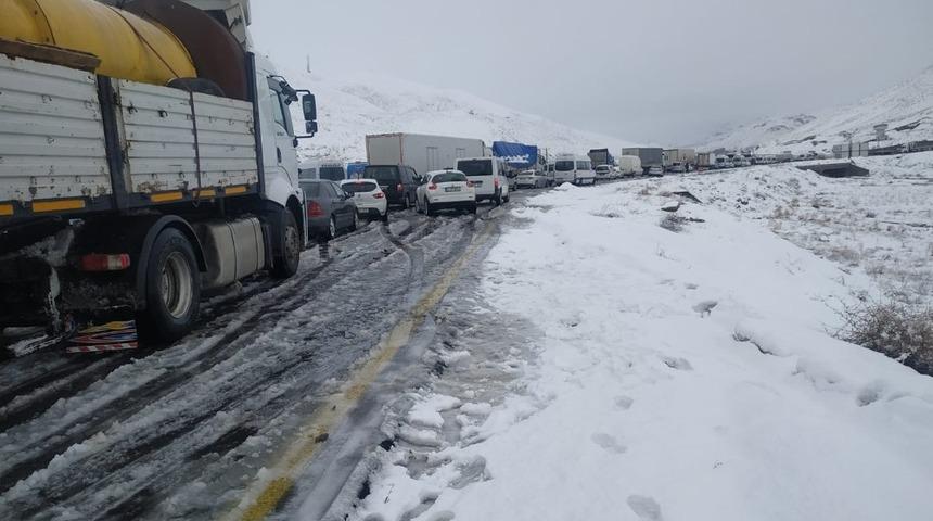 Yüksekova yolunda onlarca araç mahsur kaldı