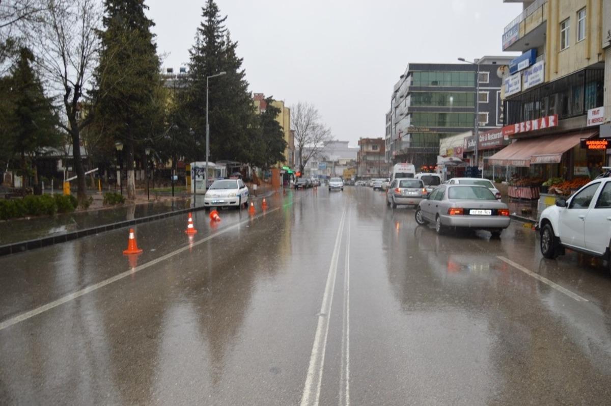 Besni&rsquo;de şiddetli yağış etkili oluyor