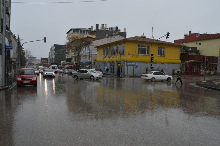 Besni’de şiddetli yağış etkili oluyor G3