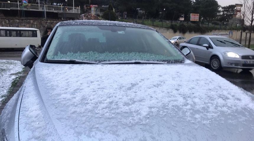İstanbul'da dolu s&uuml;rprizi! Bir anda bastırdı
