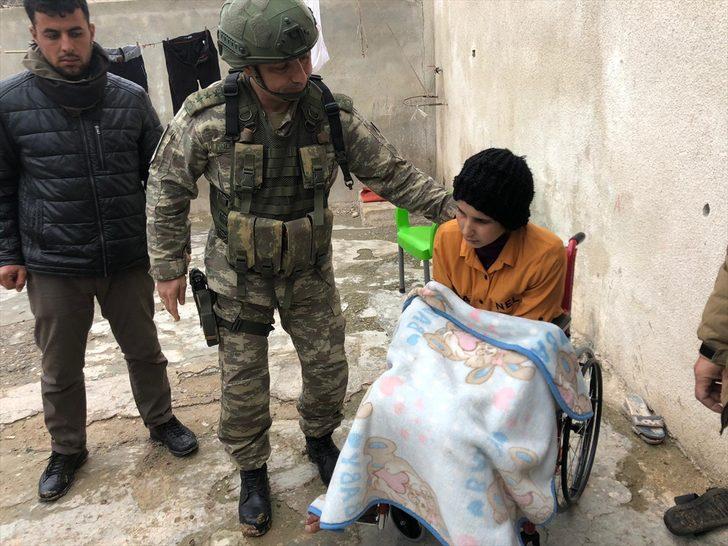 Mehmetçikten terör örgütünün mayınlı saldırısında yaralanan kız çocuğuna tekerlekli sandalye G2