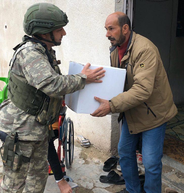 Mehmetçikten terör örgütünün mayınlı saldırısında yaralanan kız çocuğuna tekerlekli sandalye G3