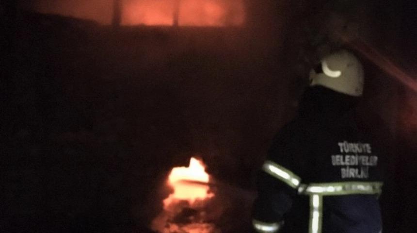 Metruk binada çıkan yangın korkuttu