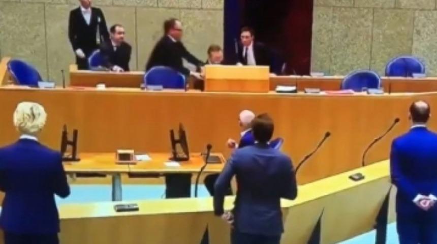Hollanda Sağlık Bakanı koronavirüs (Kovid-19) oturumunda yere yığıldı