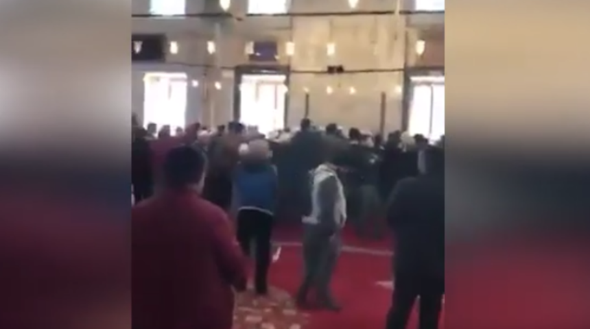 İstanbul Fatih Cami'nde toplu namaz kılma tartışması (Koronavirüs nedeniyle ara verilmişti)