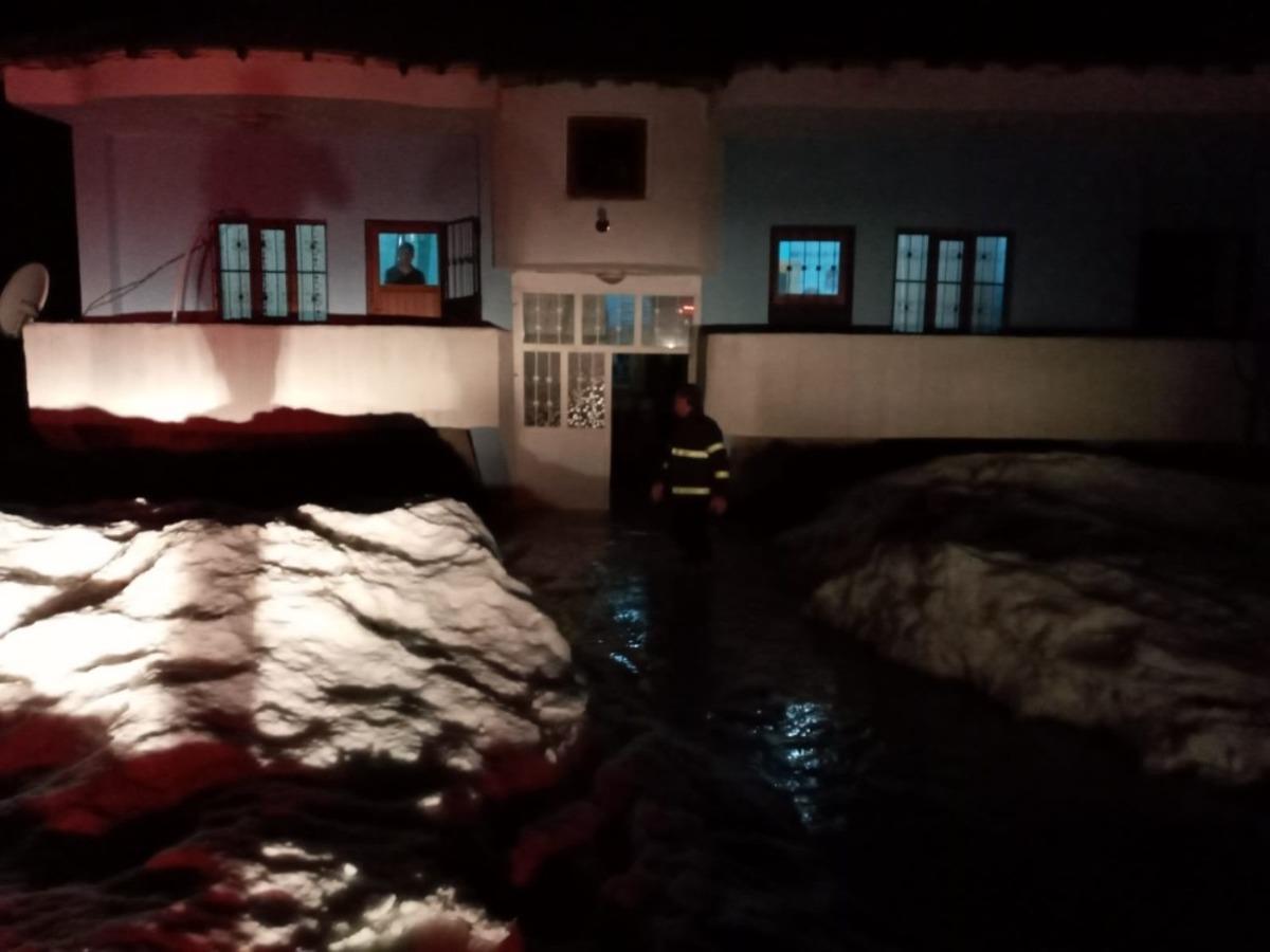 Y&uuml;ksekova&rsquo;da bir&ccedil;ok ev sular altında kaldı