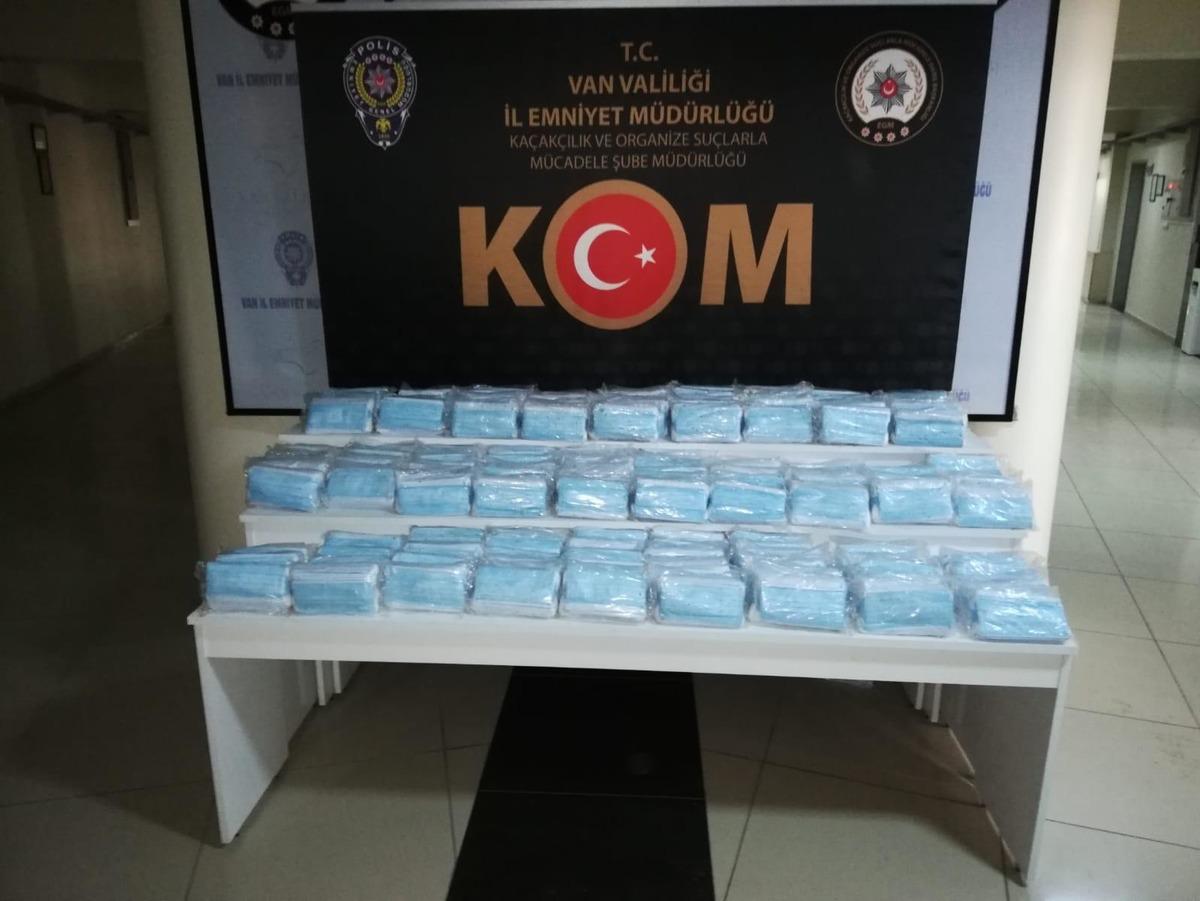 Van'da 6 bin 900 ka&ccedil;ak tıbbi maske ele ge&ccedil;irildi