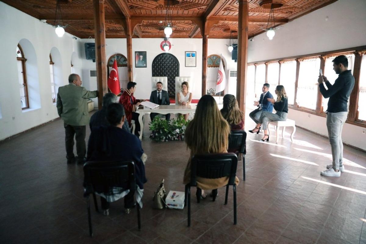 Menteşe&rsquo;deki nikah t&ouml;renlerinde &lsquo;vir&uuml;s&rsquo; &ouml;nlemi