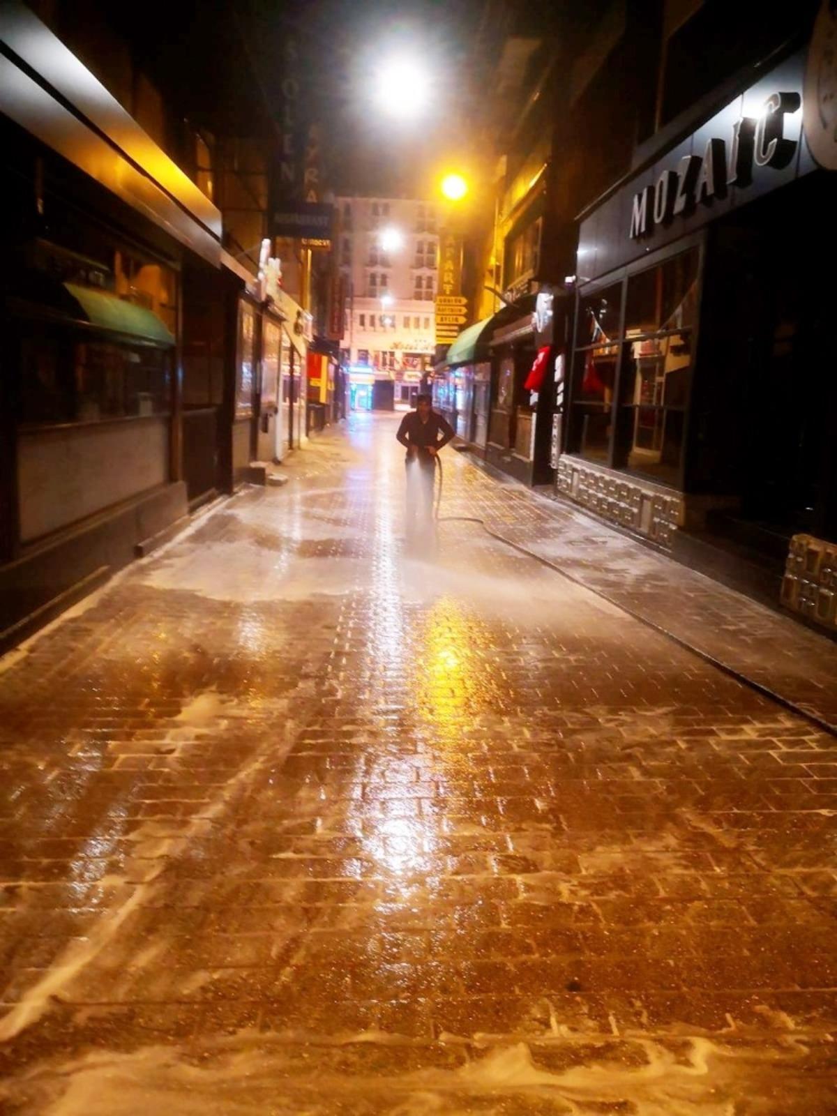 Isparta&rsquo;da dezenfekte ekipleri gece g&uuml;nd&uuml;z &ccedil;alışıyor