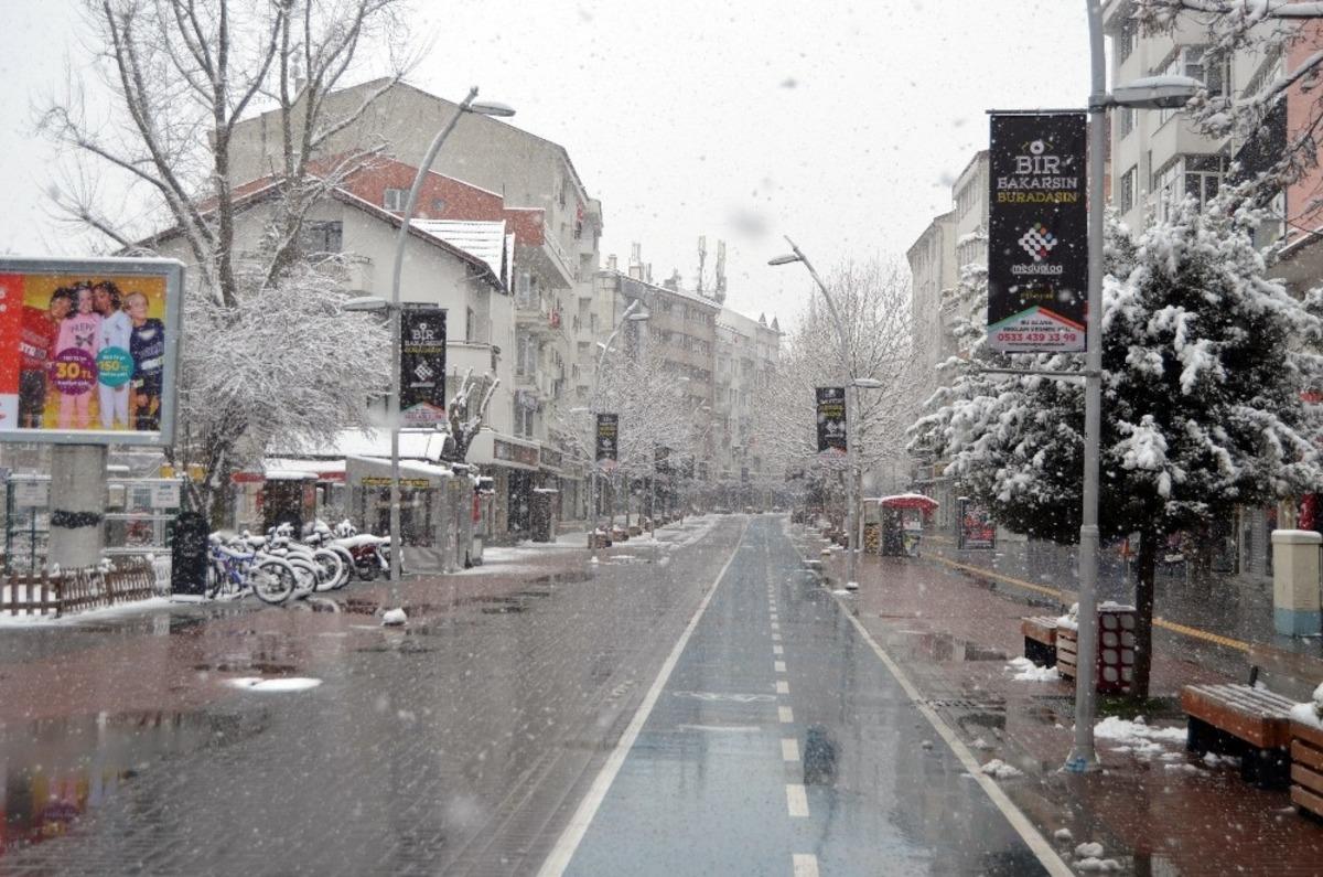 Bolu yağan karla beyaza b&uuml;r&uuml;nd&uuml;