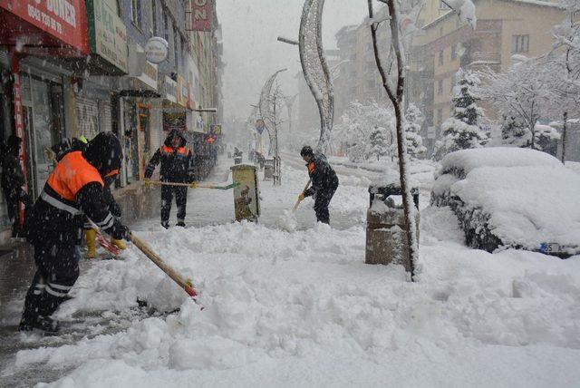 Hakkari’de kamyonlarla kar taşınıyor