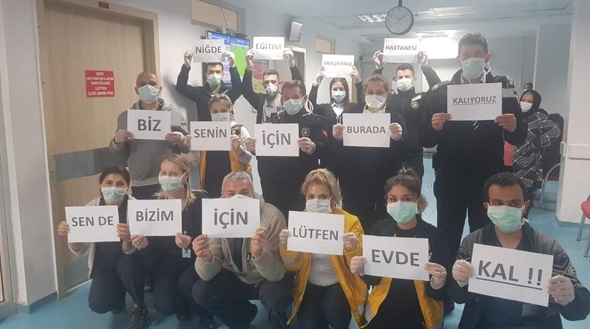 Niğde&lsquo;de hastane &ccedil;alışanlarından &lsquo;Evde Kal&rsquo; &ccedil;ağrısı