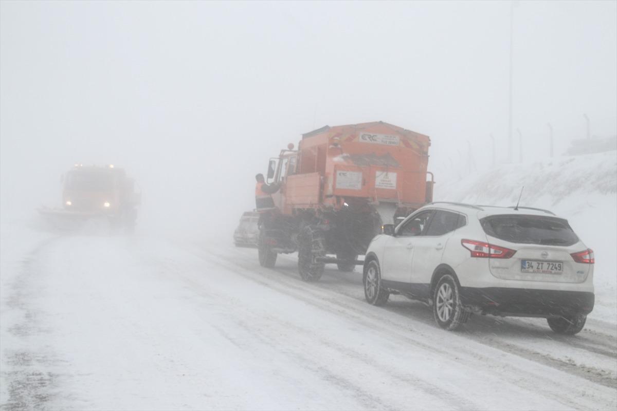 K&uuml;tahya'da kar yağışı ve sis ulaşımı olumsuz etkiliyor