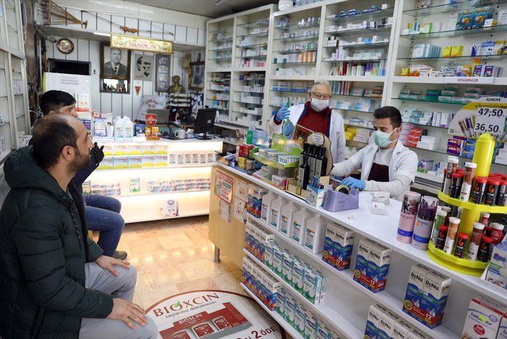 Eczacılar koronavirüs nedeniyle vatandaşlara bir metre uzaktan hizmet veriyor G1