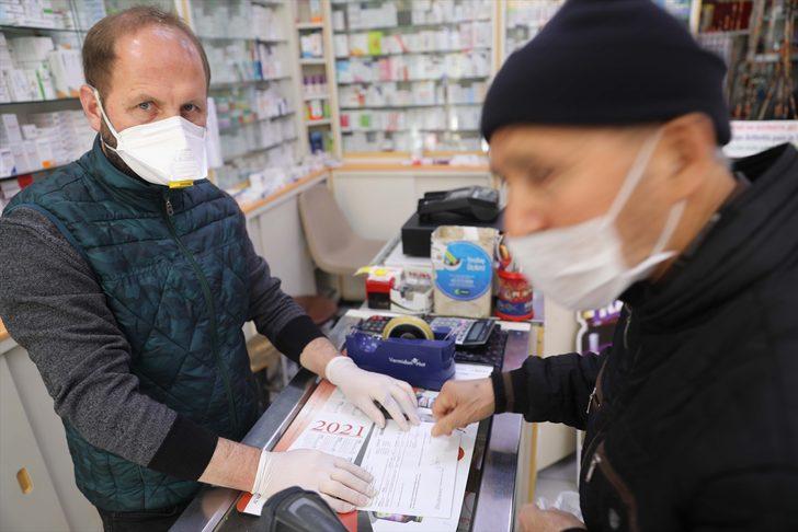 Eczacılar koronavirüs nedeniyle vatandaşlara bir metre uzaktan hizmet veriyor G2