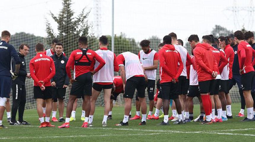 Antalyaspor 'yenilmezlik' serisinde zirveyi zorluyor