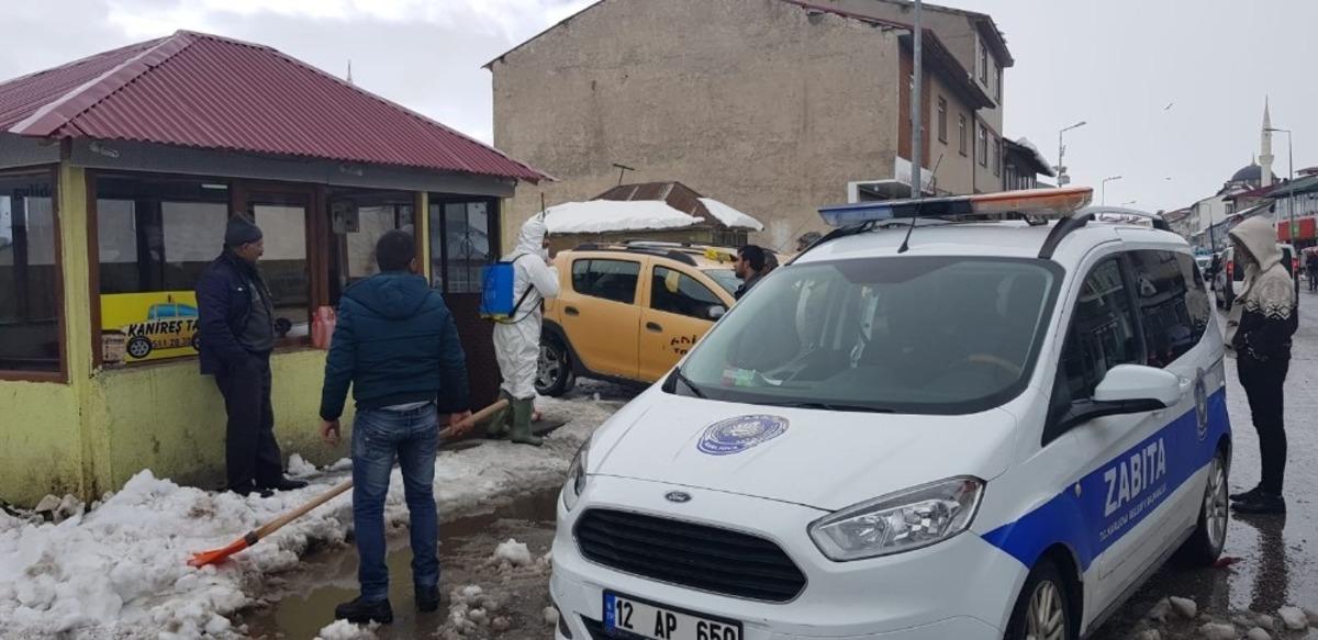 Karlıova&rsquo;da korona vir&uuml;s&uuml;ne karşı dezenfekte ve ila&ccedil;lama