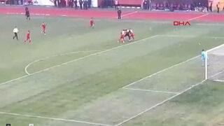 Futbol oynamayı bıraktı rakibine yumruk attı