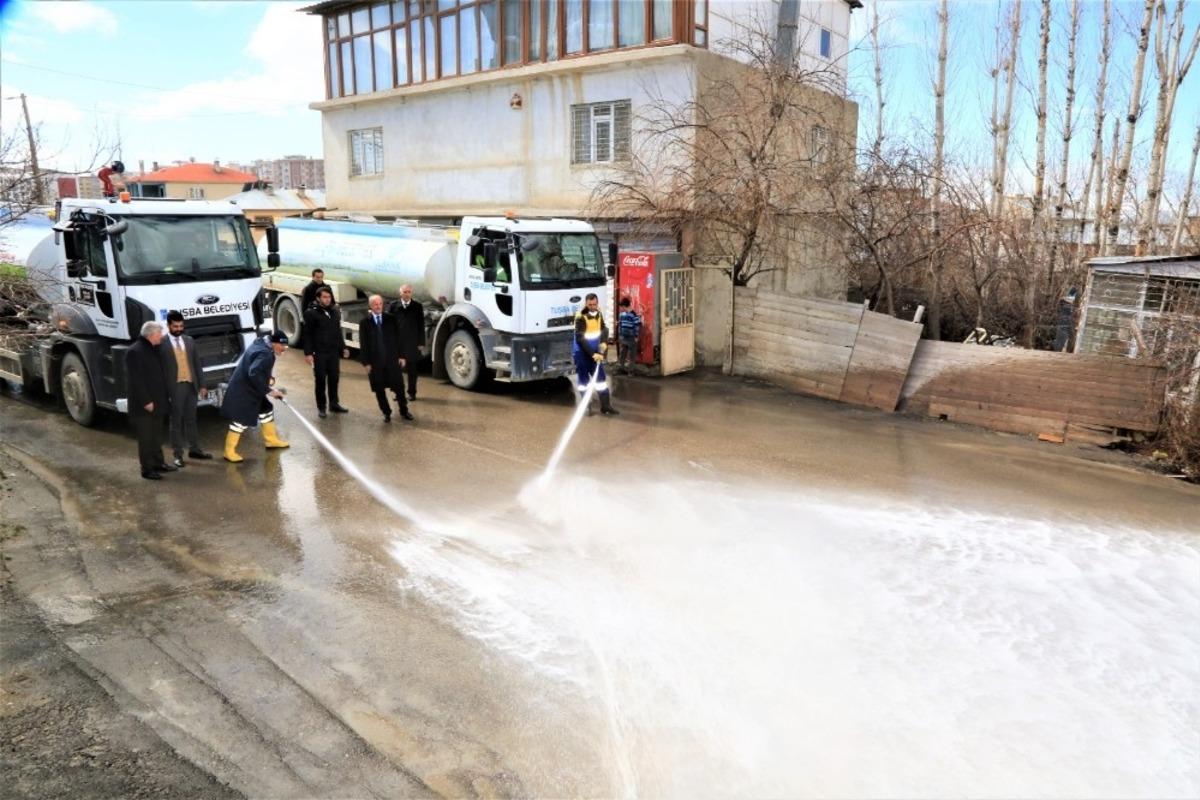 Tuşba Belediyesi yolları sabunlu suyla dezenfekte ediyor