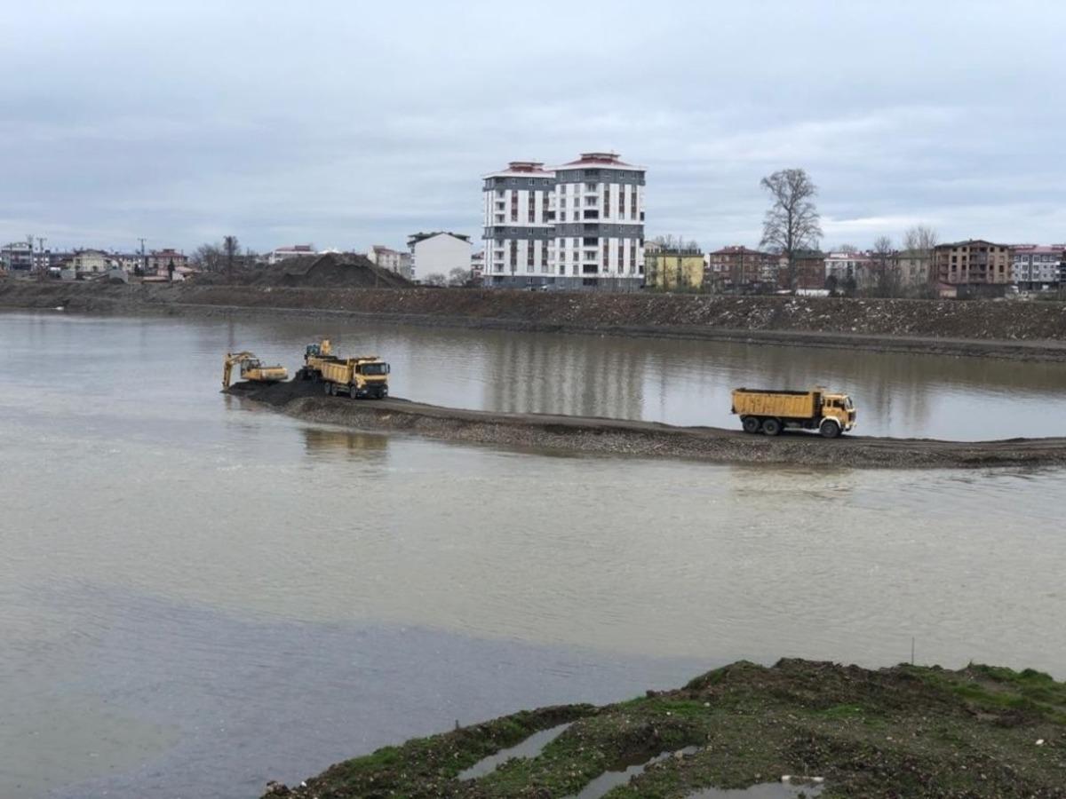 Melet&rsquo;te temizlik s&uuml;r&uuml;yor