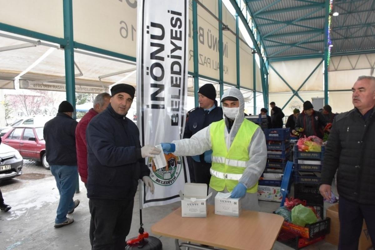 İn&ouml;n&uuml; Belediyesi Korona vir&uuml;se karşı &uuml;cretsiz maske dağıttı
