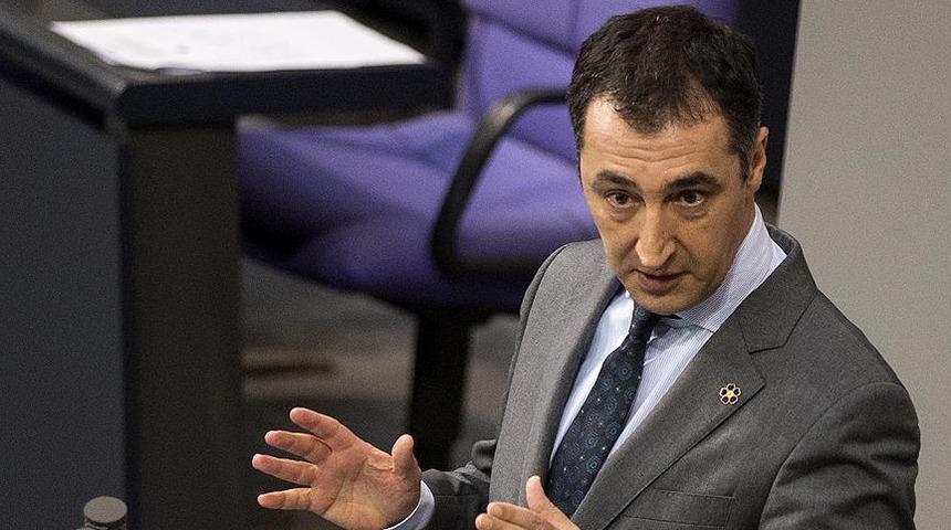 Almanya'da siyaset&ccedil;i Cem &Ouml;zdemir koronavir&uuml;se yakalandı