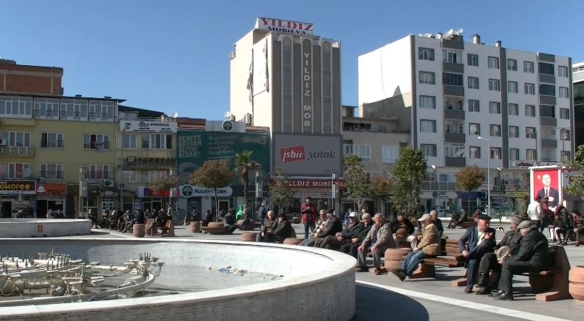 Vatandaşlar koronaya karşı tedbir almadı...Belediye bankları s&ouml;kt&uuml;