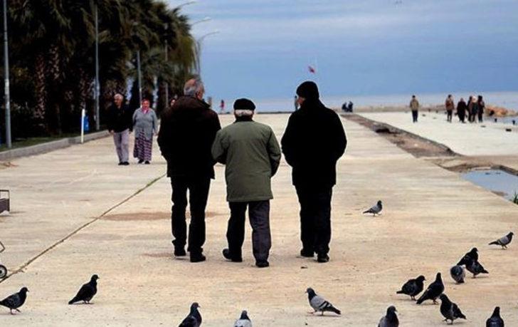 İstanbul'da yaşlılar 'evden çıkmayın' uyarılarını dinlemiyor