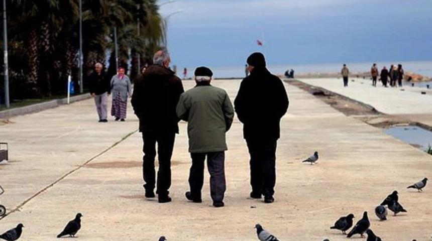 İstanbul'da yaşlılar 'evden çıkmayın' uyarılarını dinlemiyor