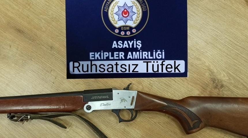 Araçlardan ruhsatsız tüfekler ele geçirildi