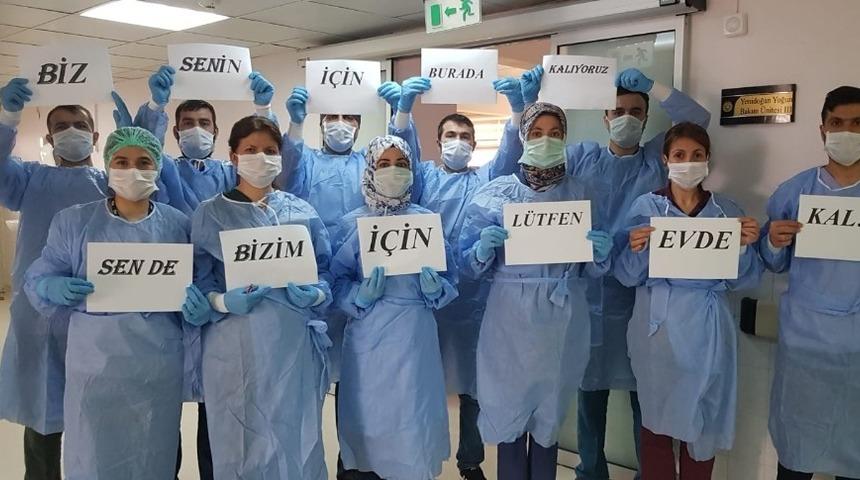DÜ’de görevli sağlık çalışanlarından vatandaşlara anlamlı çağrı