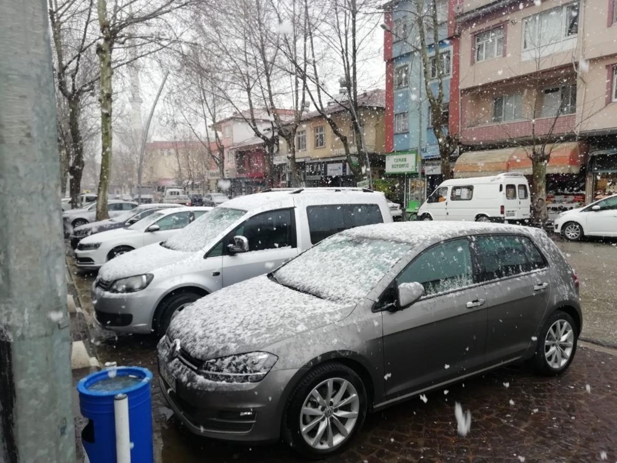 G&ouml;lbaşı il&ccedil;esinde lapa lapa kar yağıyor