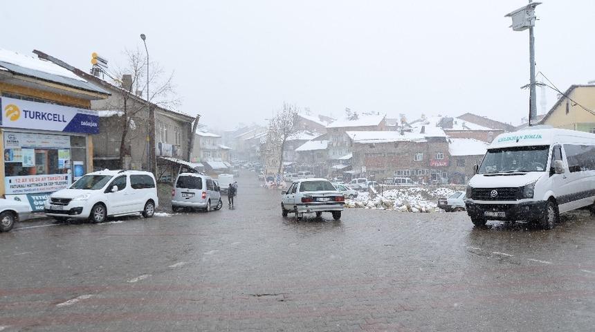 &Ccedil;elikhan&rsquo;da kar yağışı başladı