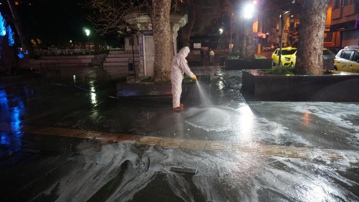 Gece saatlerinde sokakları k&ouml;p&uuml;kleyerek yıkadılar