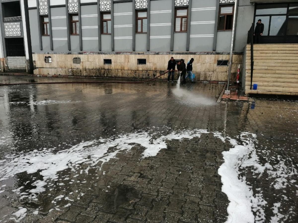 &Ccedil;aldıran Belediyesi cadde ve sokakları sabunlu suyla yıkadı