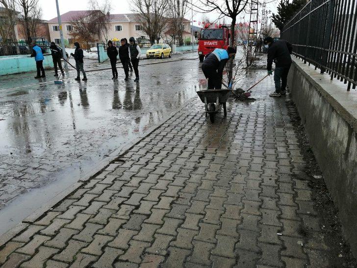 Çaldıran Belediyesi cadde ve sokakları sabunlu suyla yıkadı G2